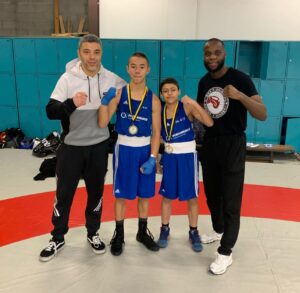 Champions de Belgique de boxe avec leur entraîneur